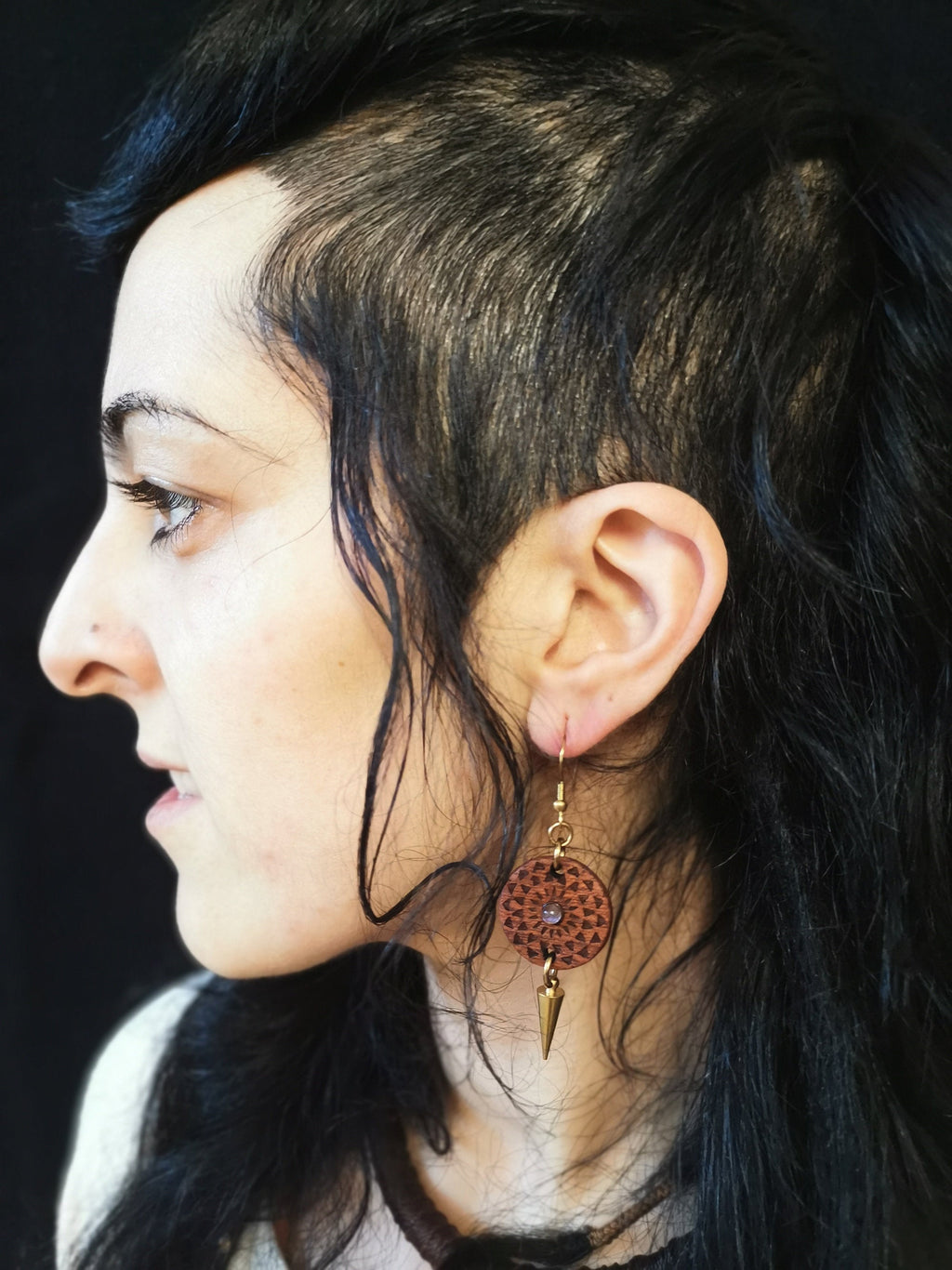 Maya Sonnenrad Mahagoni Holz Ohrringe ~ Lasercut hölzerner Schmuck, leichte Mandala Heilige Geometrie Muster