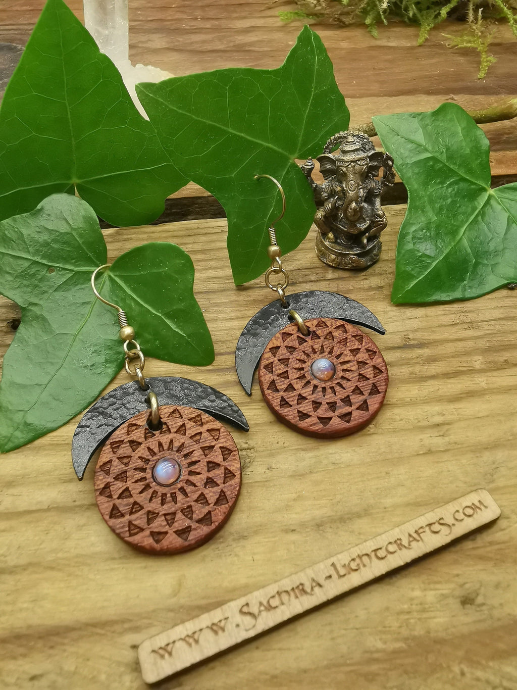 Mahagoni Holz Ohrringe mit Maya Sonne und dunklem Mond ~*~ Lasercut hölzerner Schmuck, leichte Mandala Heilige Geometrie Muster