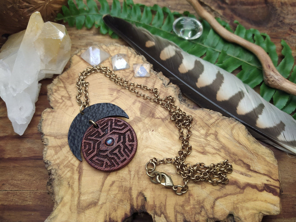 Mahagonie Holz Halskette mit Mondstein, schwarzer Mond ~*~ Shipibo Design Mond Kette