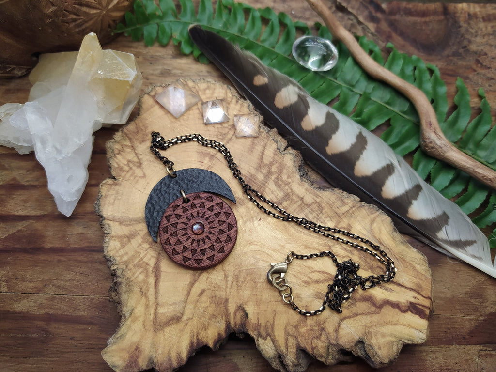 Mahagonie Holz Halskette ~*~ schwarze Maya Design Mond Kette