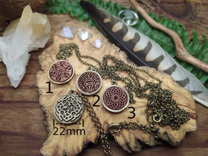 Mahagonie Holz Halskette in Roh Messing Rückseite ~*~ Keltisches Kraftsymbol Anhänger