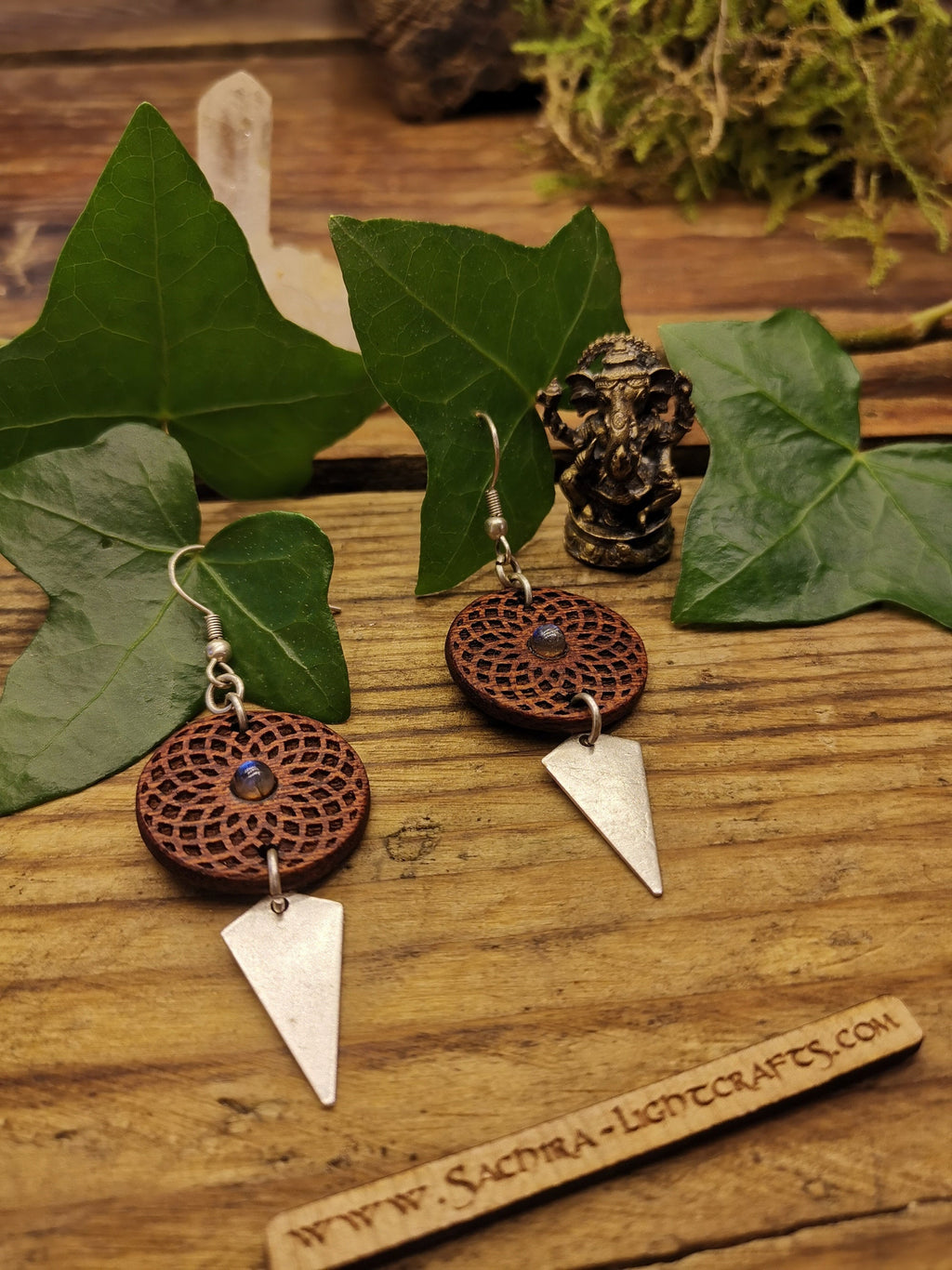 Mahagoni Holz Ohrringe mit Saharara und Labradorit ~*~ Lasercut hölzerner Schmuck, leichte Mandala Heilige Geometrie Muster