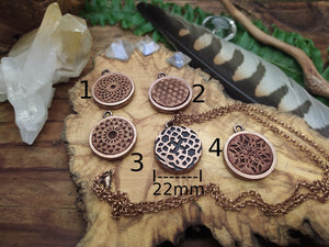 Mahagonie Holz Halskette in antiker Kupfer Messing Rückseite ~*~ Keltisches Kraftsymbol Anhänger