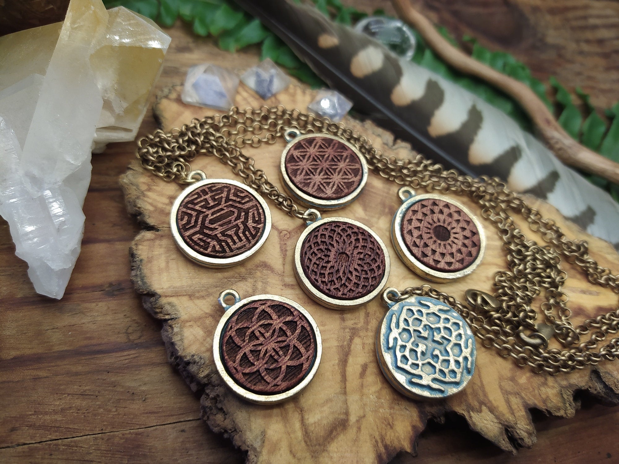 Mahagonie Holz Halskette in antiker Messing Rückseite ~*~ Keltisches Kraftsymbol Anhänger
