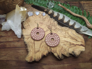 Rote Birkenholz Holz Ohrringe mit graviertem Maya Design ~*~ Lasercut Schmuck