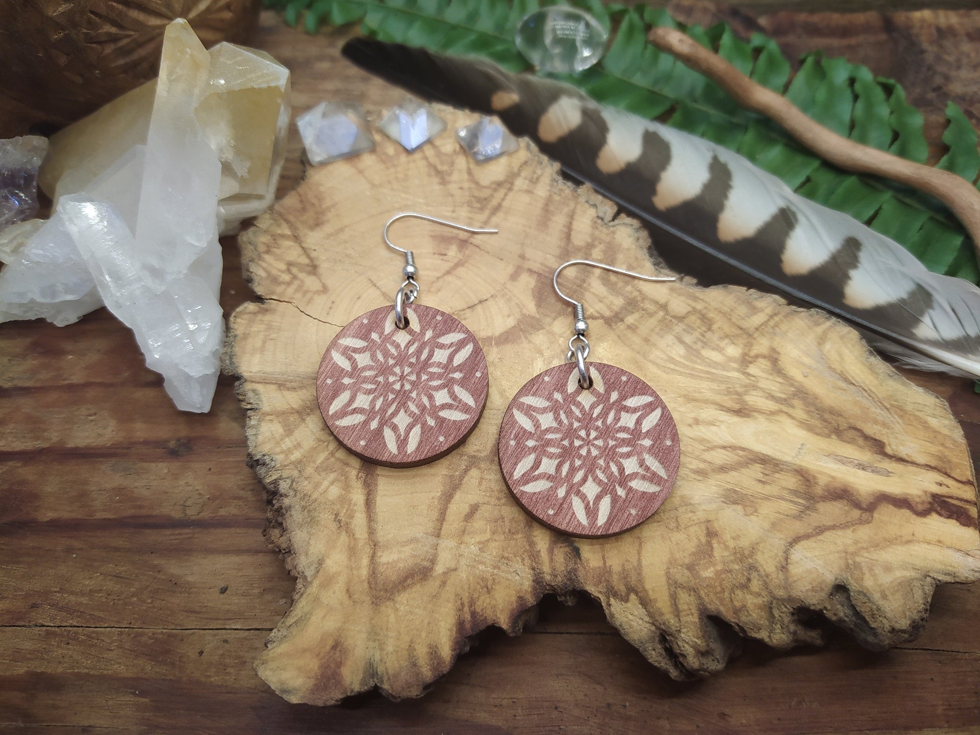 Rote Birkenholz Holz Ohrringe mit graviertem marokanischem Design ~*~ Lasercut Schmuck