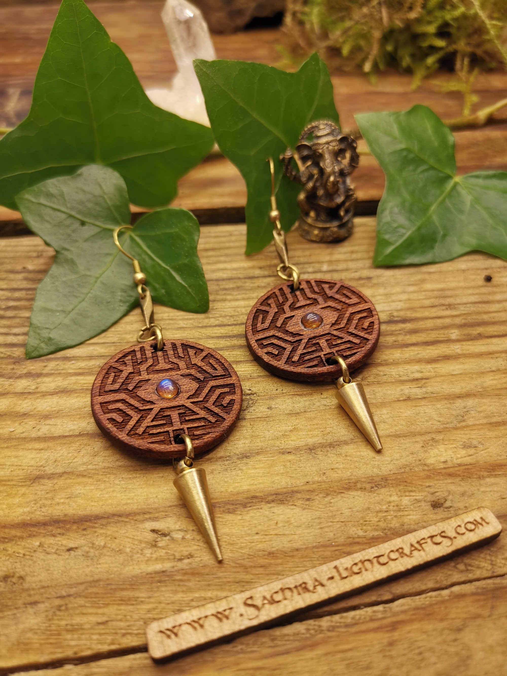 Mondstein Mahagoni Holz Ohrringe, Messing Kristall Natur, Lasercut hölzerner Schmuck, leichte Mandala Heilige Geometrie Muster