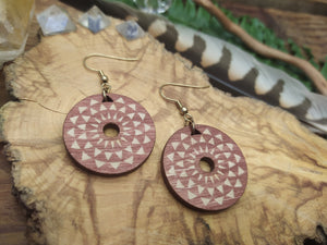 Rote Birkenholz Holz Ohrringe mit graviertem Maya Design ~*~ Lasercut Schmuck